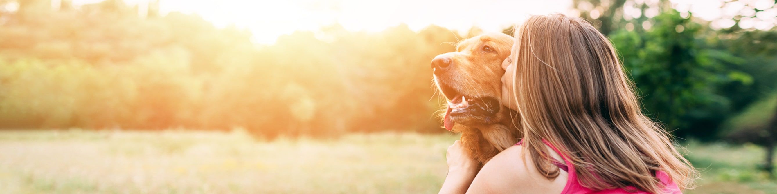 Frau küsst Hund