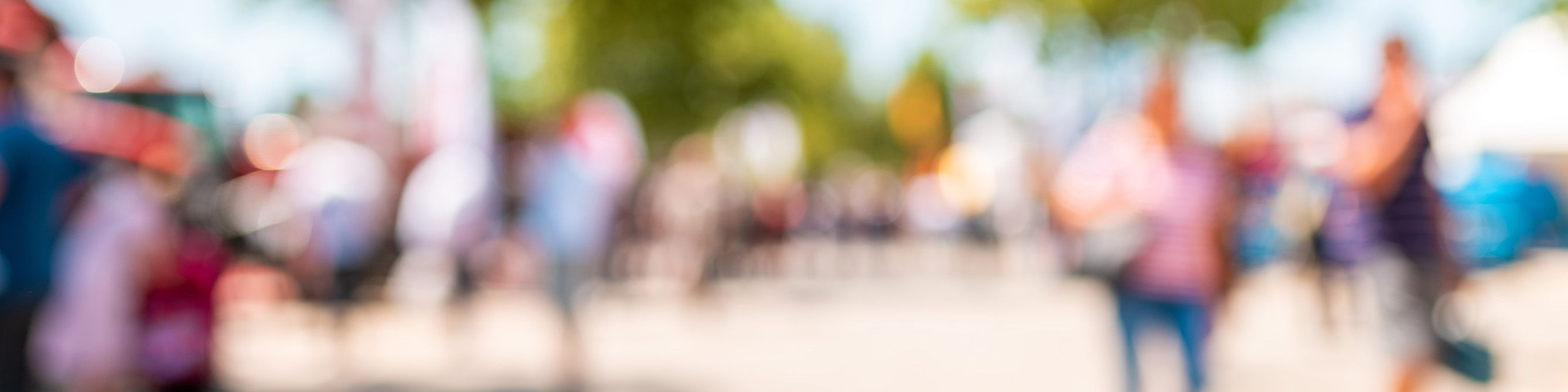 Barrierefrei: Menschen sind sehr unscharf abgebildet, wie bei einer Seheinschränkung