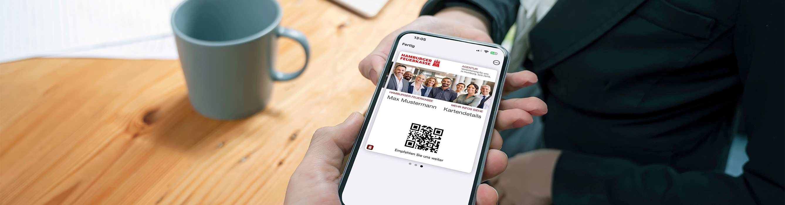 Mann reicht Frau ein Handy mit der Agentur-Wallet