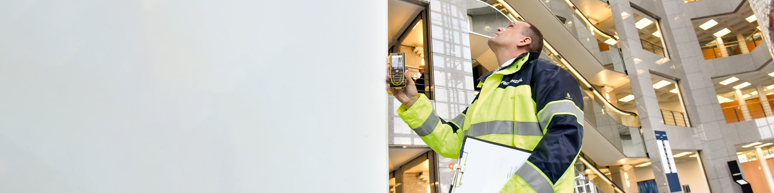 Ein Techniker überprüft ein Firmengebäude