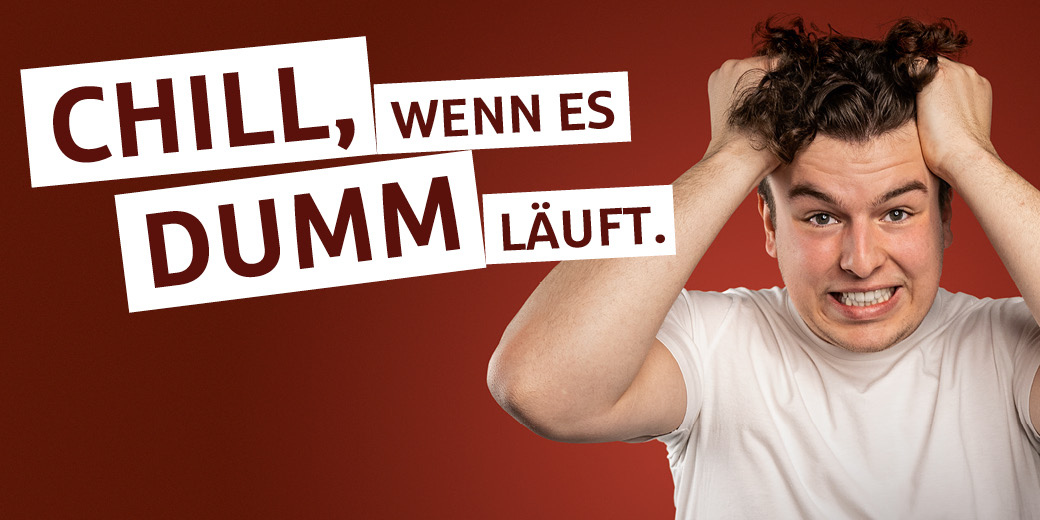 Mann rauft sich die Haare