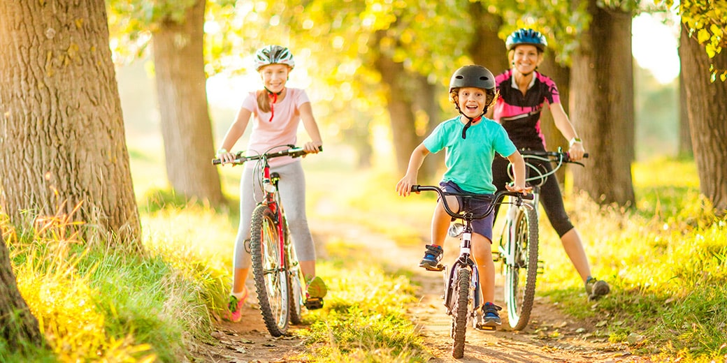 Kinder fahren im Wald Fahrrad