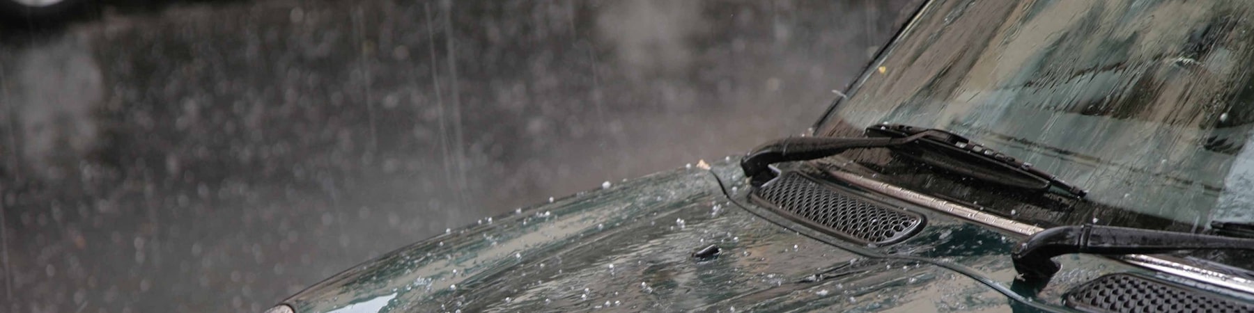 Hagel fällt auf Motorhaube eines Autos