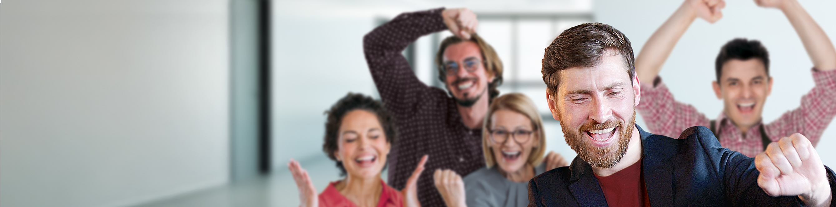 Eine Gruppe von Mitarbeitern lacht und freut sich.