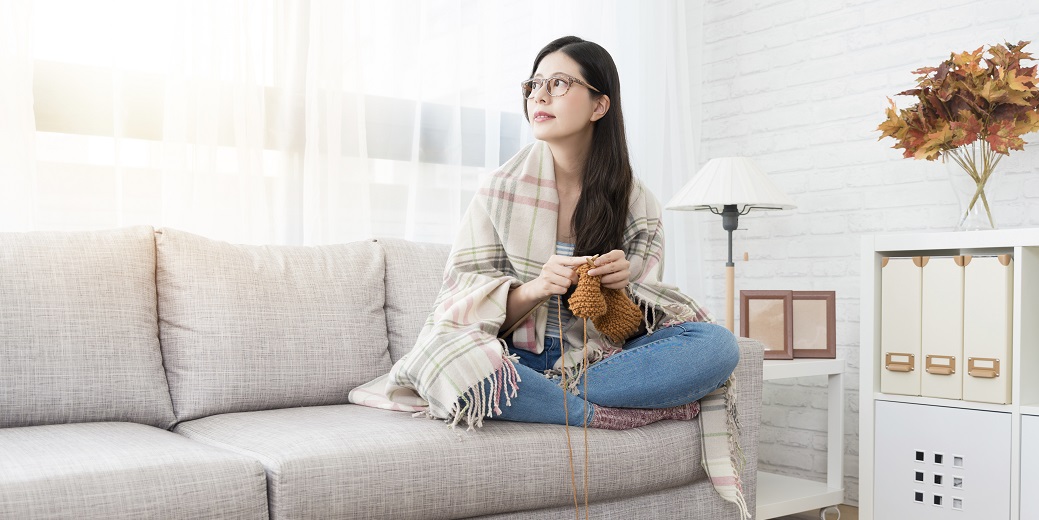Frau sitzt auf der Couch