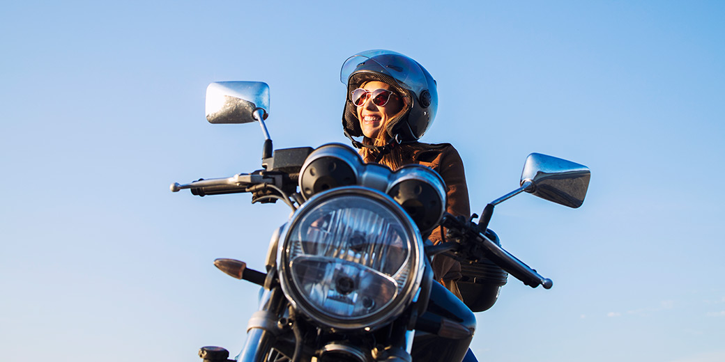 Frau fährt Motorrad