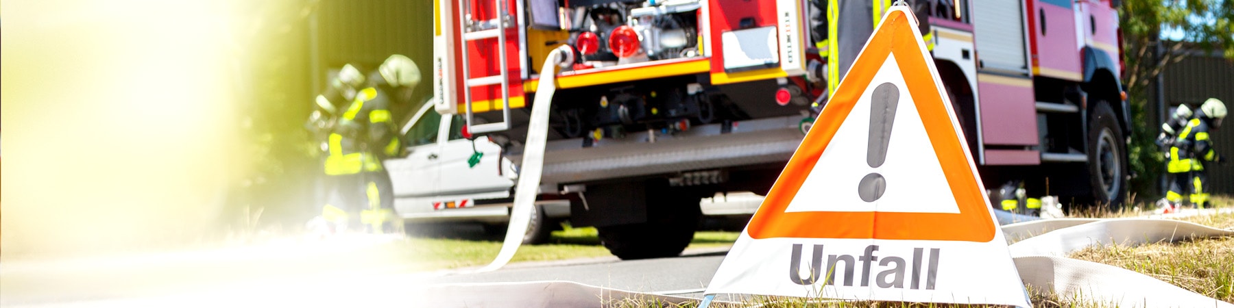 Unfallwarnschild vor Feuerwehrauto 