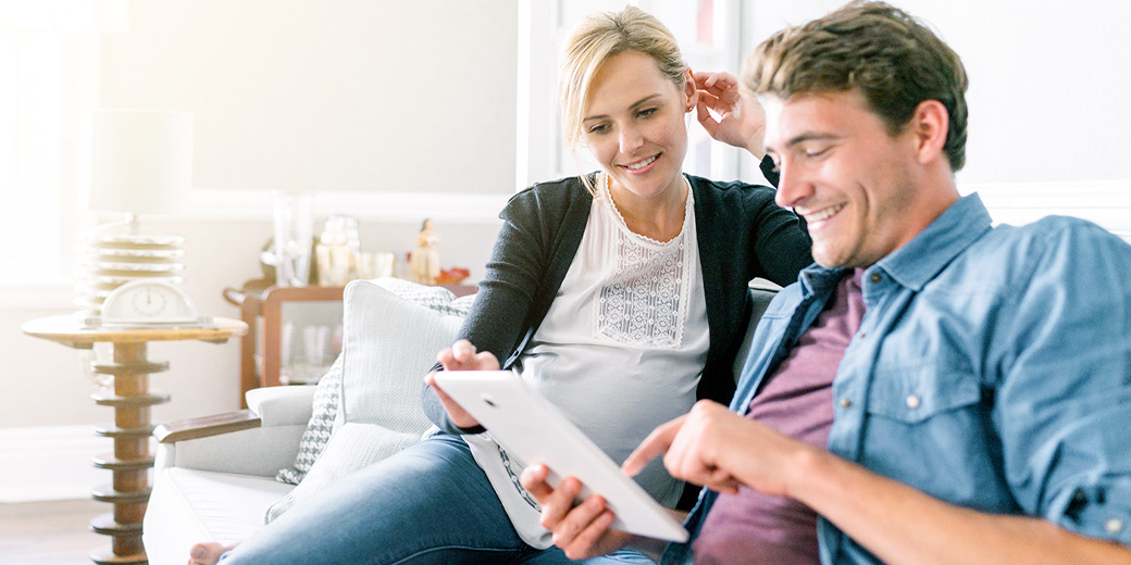Frau und Mann mit Tablet in der Hand