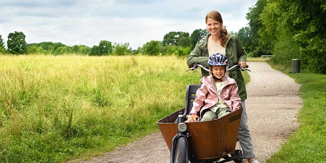 Mutter und Tochter fahren mit dem Fahrrad