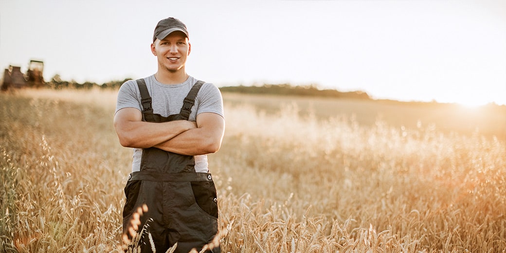 Landwirtschaft: Ein Landwirt arbeitet auf dem Feld.