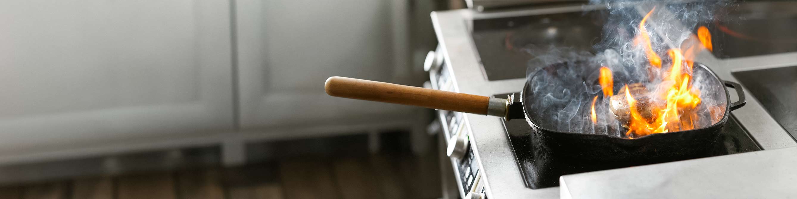 Junger Mann vor brennendem Toaster