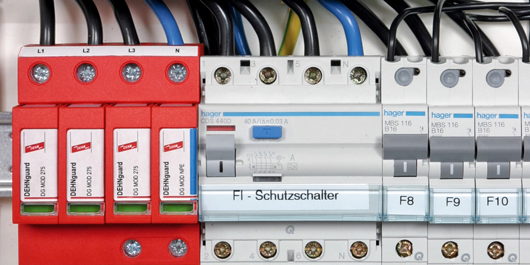 Ein Techniker prüft eine große technische Anlage