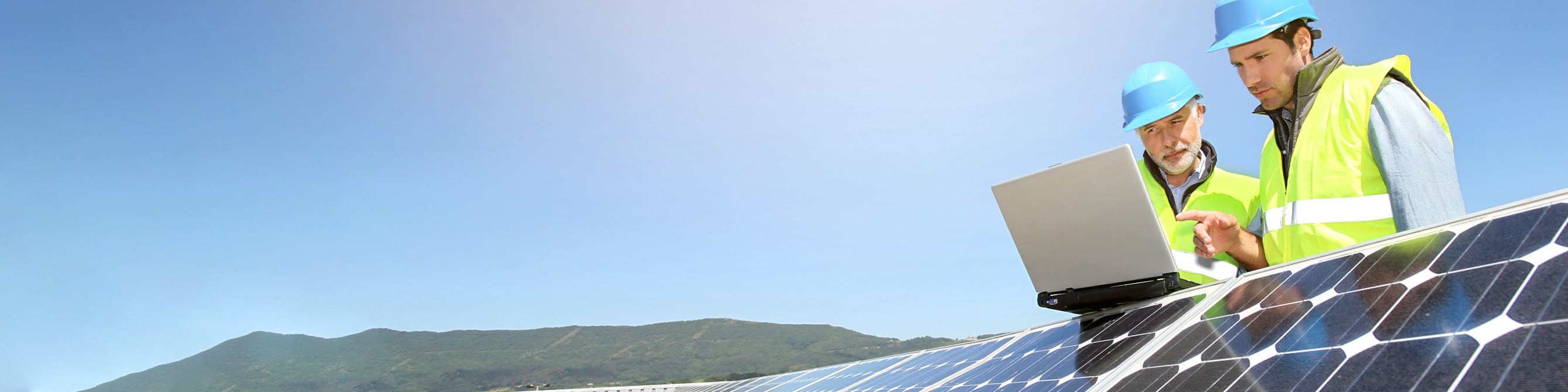 Zwei Anlagentechniker überprüfen eine Solaranlage