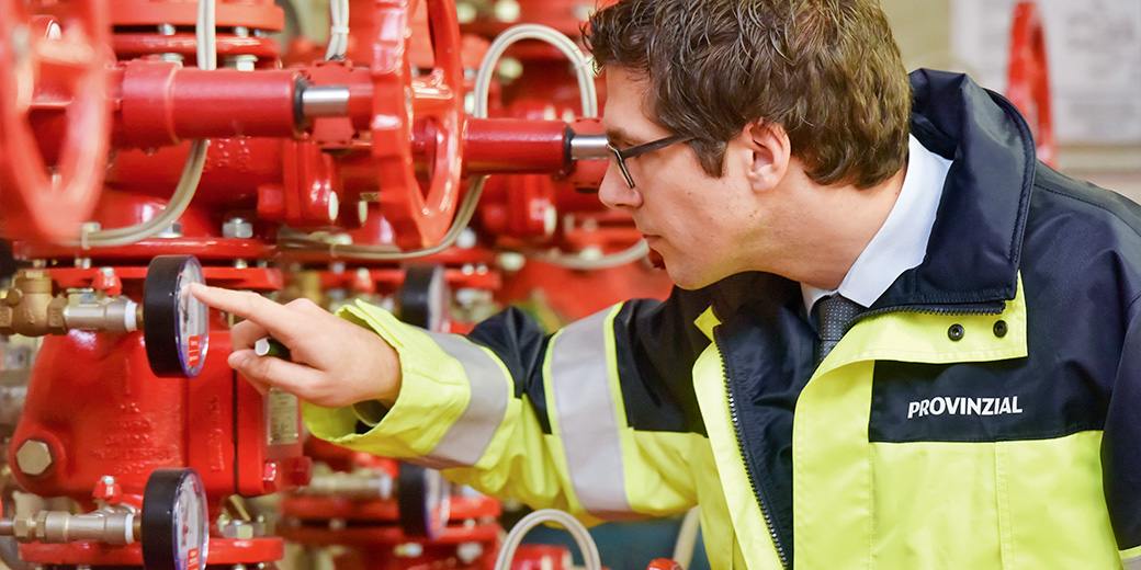 Ein Techniker prüft eine große technische Anlage