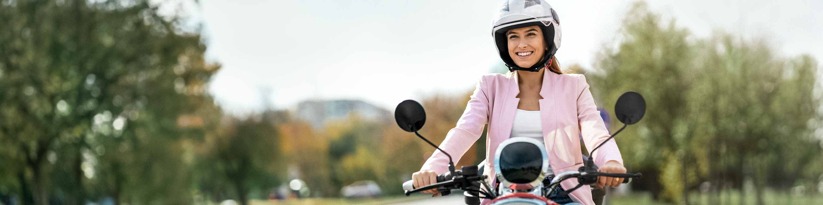 Frau fährt auf einem Roller