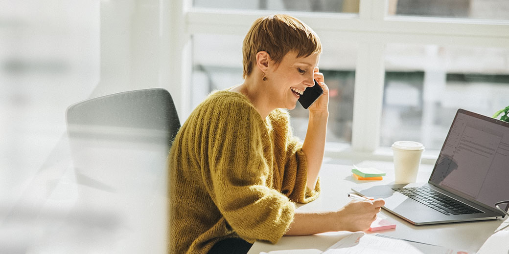 Frau am Telefon