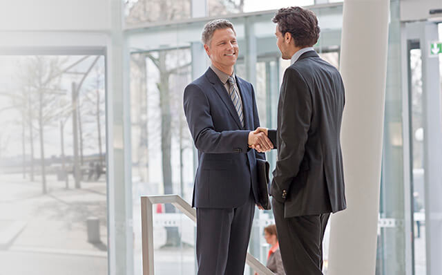 Riskmanagement zwei Männer die sich Hand reichen