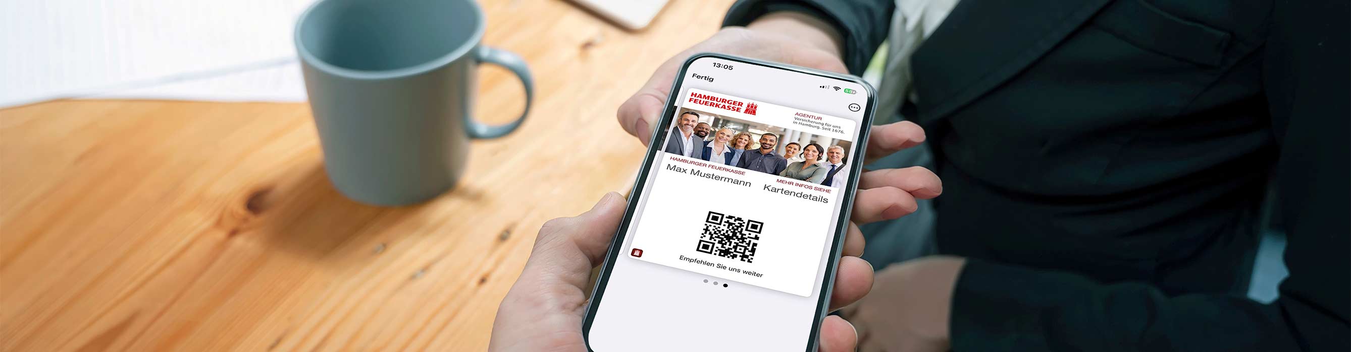 Mann reicht Frau ein Handy mit der Agentur-Wallet