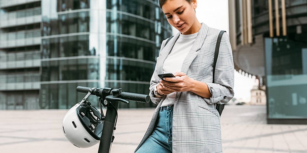 Zwei Männer unterwegs auf einem E-Scooter