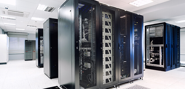 Auf dem Bild ist ein Serverraum mit einer Großrechneranlage zu sehen.