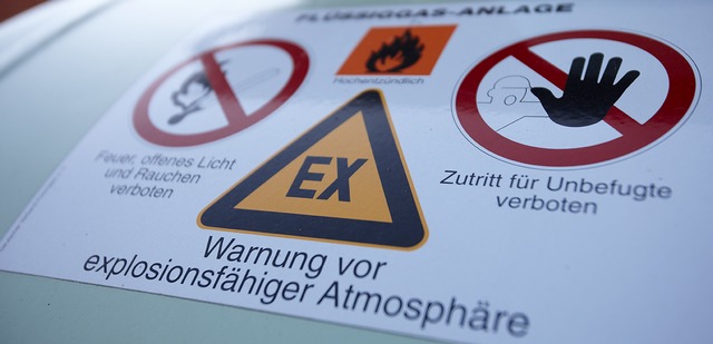 Gewässerschaden-Haftpflichtversicherung: Ein Hinweisschild auf einem Heizöl-Tank mit einer Warnung vor Explosionen. 